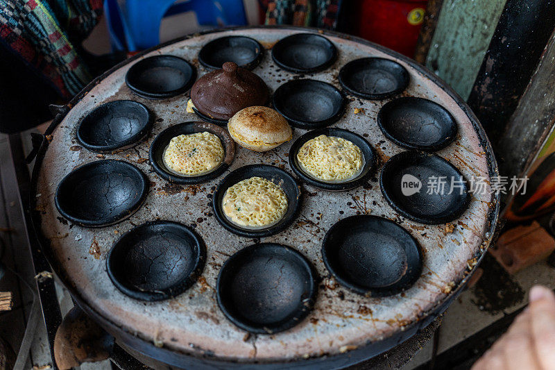 越南街头小吃在大叻市，越南- Banh可以在温暖的余烬炉厨房。食物和旅行的概念。